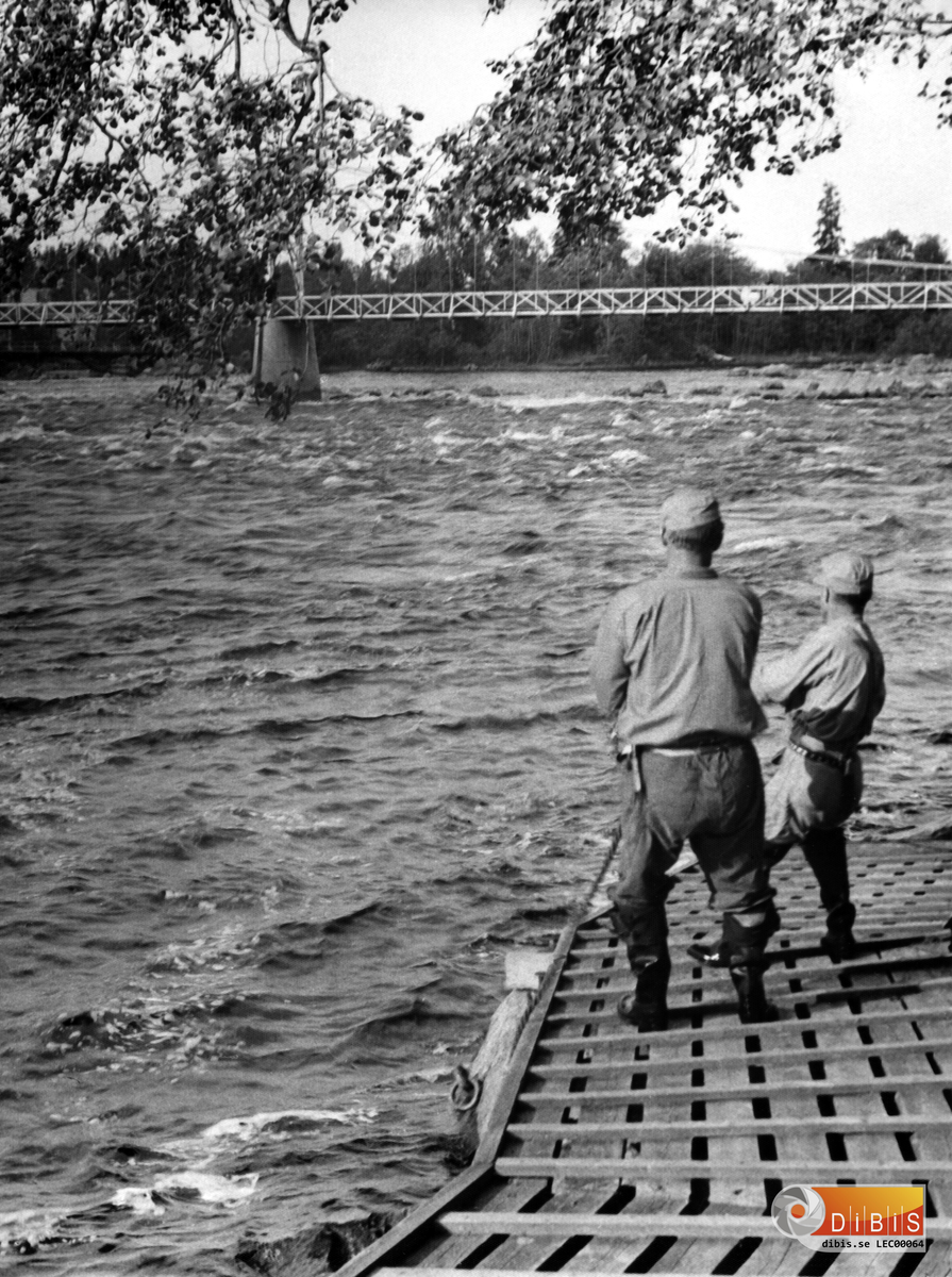 Laxfiske vid Kvarnviken . Till vänster Edvard Hellström och till höger Sundström. I bakgrunden hängbron över Ljusnan