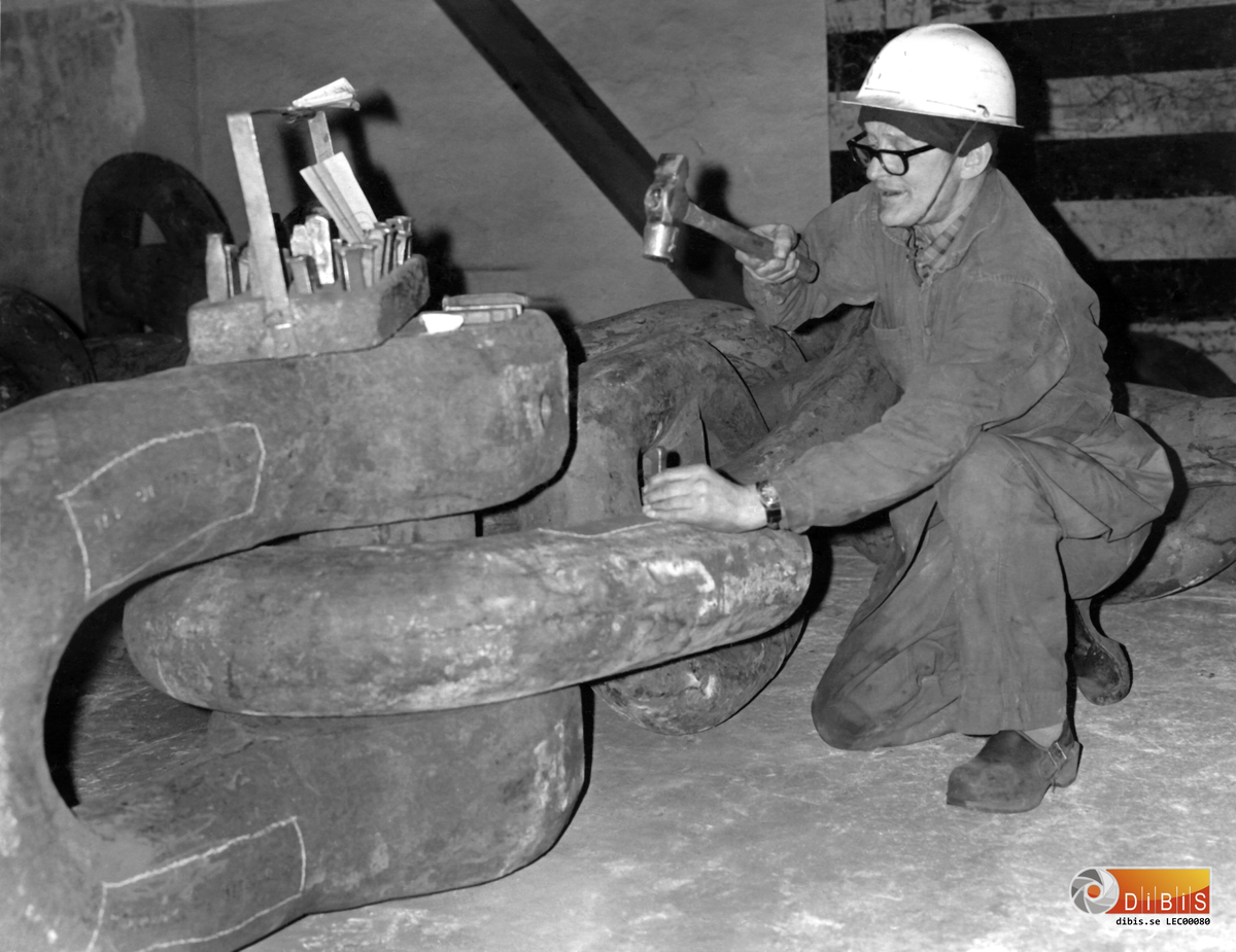 Bertil Fallberg, stansning av kättinglänk.
Ljusne gamla kättingfabrik.