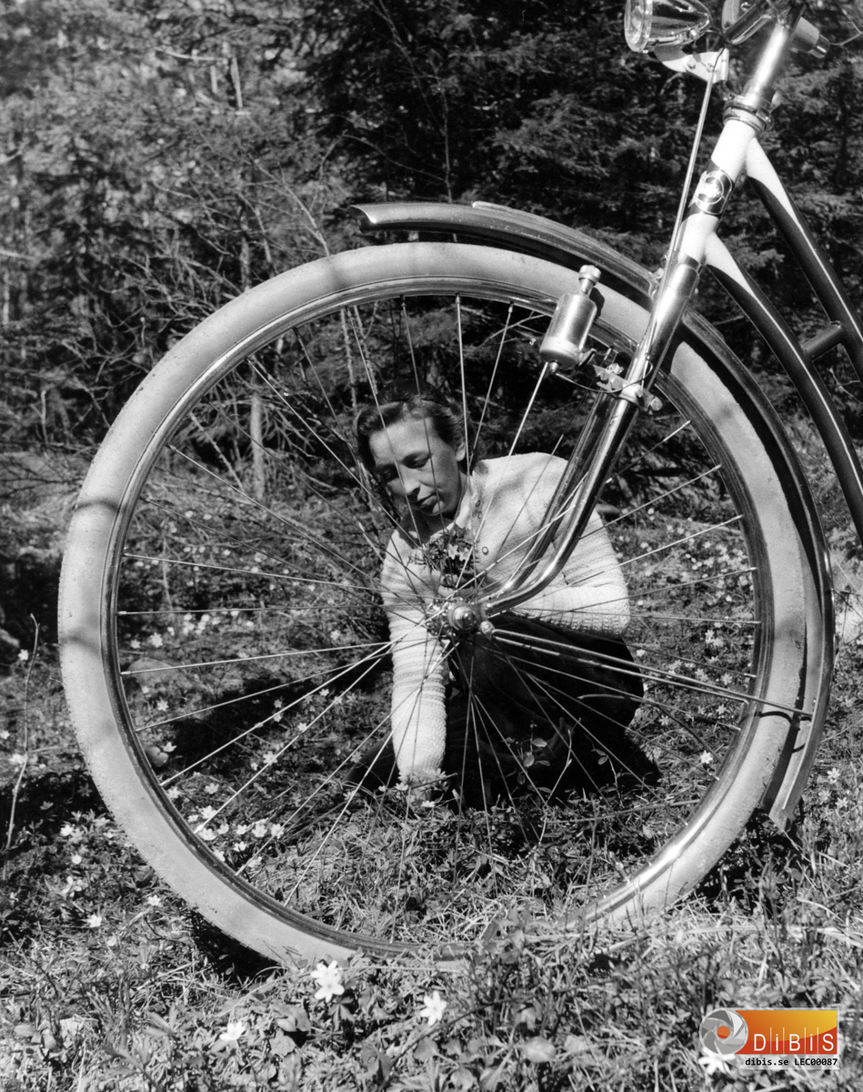 Helga Carlsson i vitsippebacken.