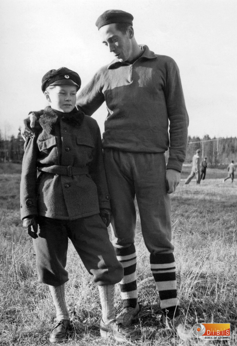 Till vänster Rolf Carlsson, vänsterback i juniorlaget och i A-laget, tillsammans med sin idol Curt Carlman.