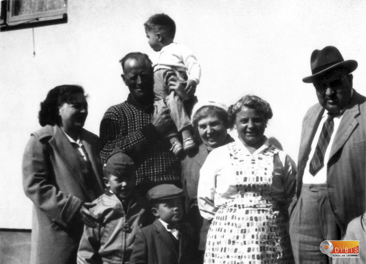 Stående från vänster:
1.  Elsie Snögren
2.  Viktor Blomqvist med Torbjörn Snögren på axeln
3.  Ruth Snögren
4.  Gerda Blomqvist
5.  Evald Snögren

Pojkarna längst fram är  Tommy Snögren och Per-Erik Snögren.