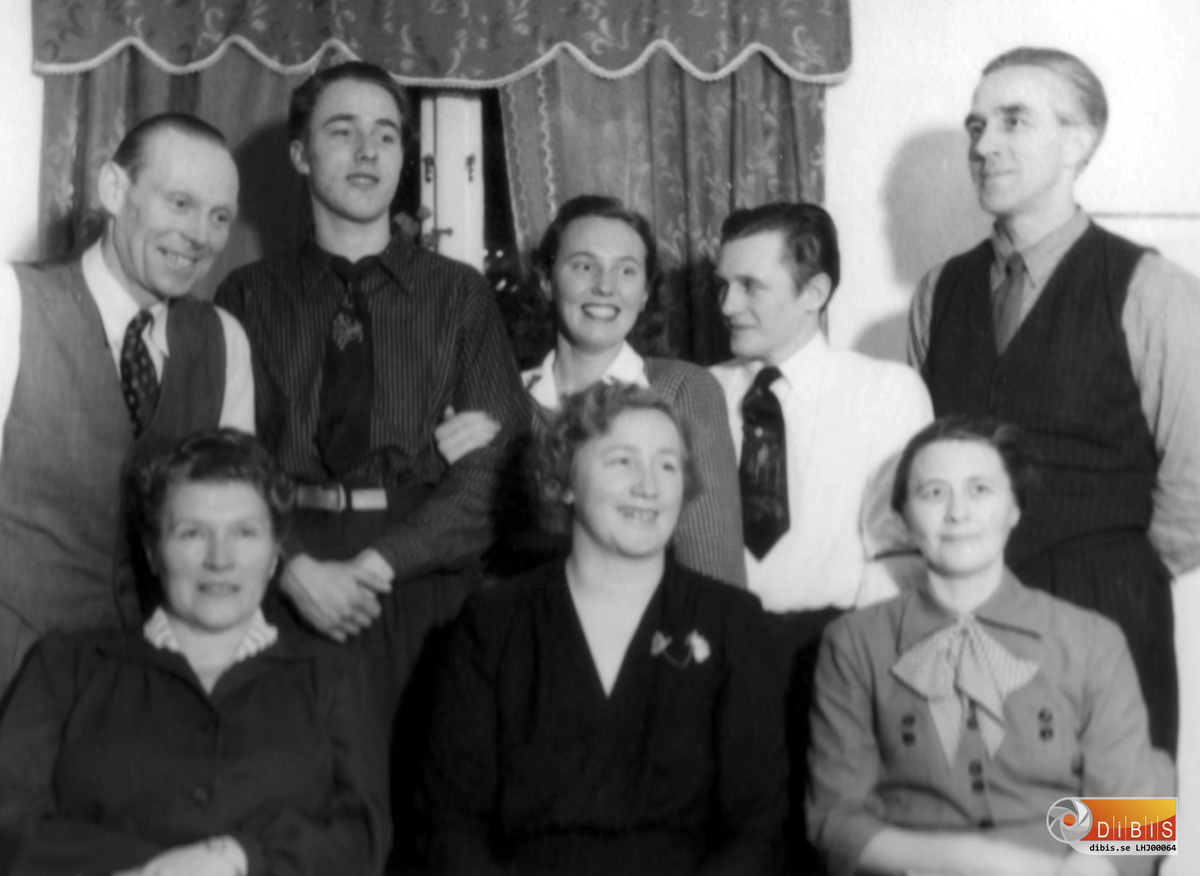 Stående från vänster:
1.  John Mattsson
2.  Sven Erik Wikström
3.  Margareta Krantz född Margareta Mattsson
4.  Karl Johan Krantz
5.  Helge Wikström

Sittande från vänster:
1.  Sally Mattsson
2.  Lisa Wikström
3.  Eva Jonsson