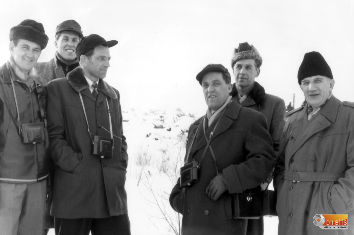 Det här är några fotointresserade Ala-bor som är ute på "FotosafariI".

Från vänster:
1.  Sven Holm
2.  Erik Svensson
3.  Anders Hållén
4.  Georg Ögren
5.  Henry Larsson
6.  Hilding Jonsson