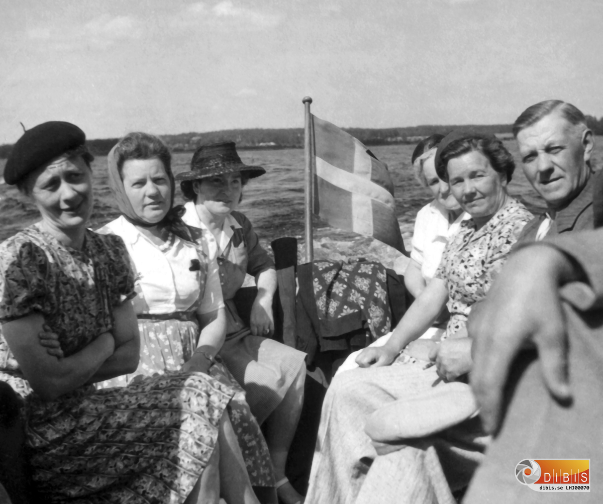 Personerna på bilden är ute på en båttur i Söderhamns skärgård.

Från vänster:
1.  Eva Jonsson
2.  Edit Lindberg
3.  okänd
4.  okänd
5.  Märta Holm
6.  Einar Lindberg