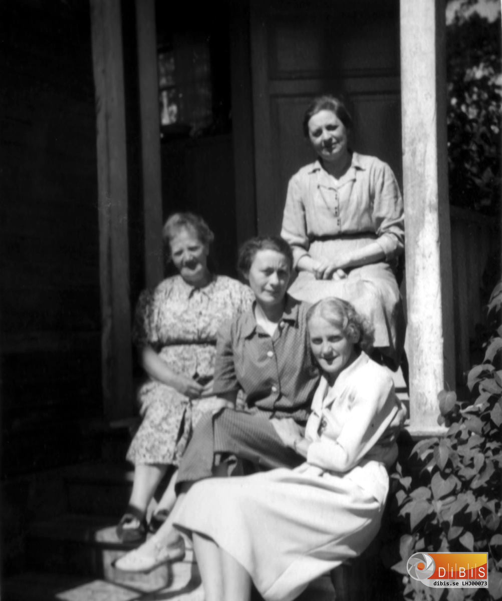 Från vänster Hulda Jonsson, Eva Jonsson,  Rut ?. Eva Lund längst bak.