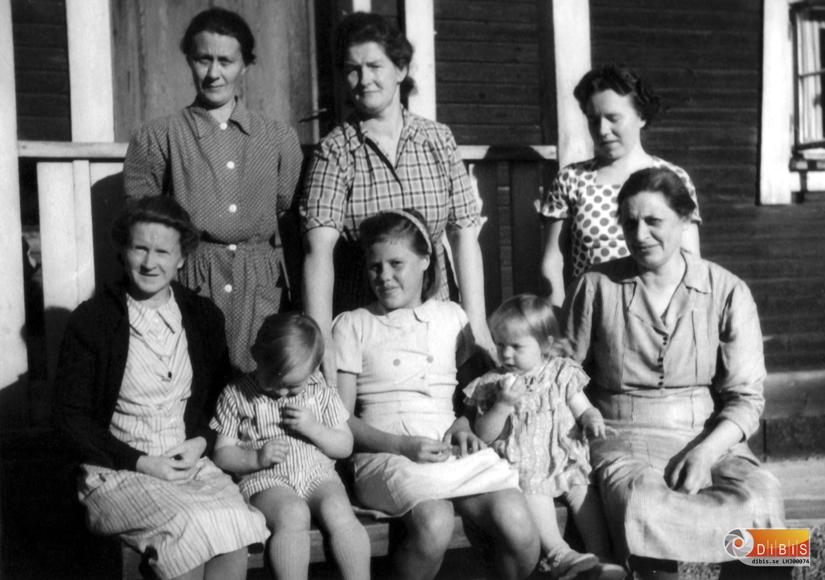Bilden visar grannar utanför Hultgrens hus på Blåsut i Ala.

Sittande från vänster;
1.  Sonja Pettersson
2.  Bo Hultgren (barnbarn till Hanna Hultgren)
3.  Birgitta Danielsson (gift Birgitta  Sköld 2012
4. )okänd(flickan dotter till Airi Koskinen.)
5.  Anna Lund

Bakre raden från vänster;
1.  Eva Jonsson
2.  Hanna Hultgren
3.  Airi Koskinen