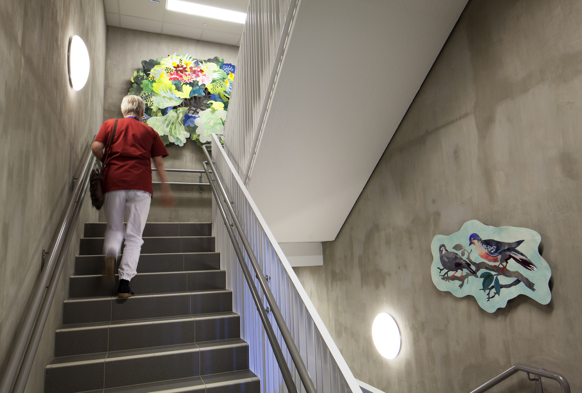 Inger Johanne Rasmussens utsmykning til Persaunet helse- og velferdssenter består av 13 kunstverk med den samlende tittelen "Memory Lane". Kunstverkene er plassert i trapperommet og er spredt over seks etasjer, og de danner en eventyrlig reise eller en "minnenes vei" for betrakteren. Rasmussen har skapt bildene med en selvutviklet teknikk kalt "tekstilintarsia", der hun har puslet sammen og applikert ullbroderier og tekstilbiter for hånd. Motivene, som er inspirert av glansbilder, blomster og smykker, kan vekke lyse minner hos mange. De største teppene er montert på trappeavsatsene, noe som gir folk anledning til å stoppe opp og betrakte dem, mens ti mindre tekstilobjekter er fordelt på de andre veggene i trapperommet.