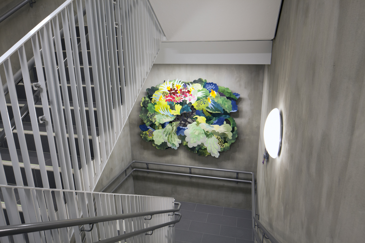 Inger Johanne Rasmussens utsmykning til Persaunet helse- og velferdssenter består av 13 kunstverk med den samlende tittelen "Memory Lane". Kunstverkene er plassert i trapperommet og er spredt over seks etasjer, og de danner en eventyrlig reise eller en "minnenes vei" for betrakteren. Rasmussen har skapt bildene med en selvutviklet teknikk kalt "tekstilintarsia", der hun har puslet sammen og applikert ullbroderier og tekstilbiter for hånd. Motivene, som er inspirert av glansbilder, blomster og smykker, kan vekke lyse minner hos mange. De største teppene er montert på trappeavsatsene, noe som gir folk anledning til å stoppe opp og betrakte dem, mens ti mindre tekstilobjekter er fordelt på de andre veggene i trapperommet.