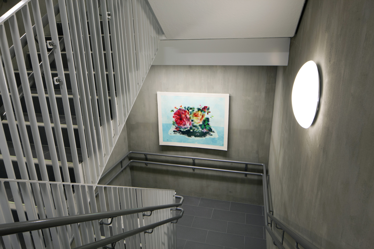 Inger Johanne Rasmussens utsmykning til Persaunet helse- og velferdssenter består av 13 kunstverk med den samlende tittelen "Memory Lane". Kunstverkene er plassert i trapperommet og er spredt over seks etasjer, og de danner en eventyrlig reise eller en "minnenes vei" for betrakteren. Rasmussen har skapt bildene med en selvutviklet teknikk kalt "tekstilintarsia", der hun har puslet sammen og applikert ullbroderier og tekstilbiter for hånd. Motivene, som er inspirert av glansbilder, blomster og smykker, kan vekke lyse minner hos mange. De største teppene er montert på trappeavsatsene, noe som gir folk anledning til å stoppe opp og betrakte dem, mens ti mindre tekstilobjekter er fordelt på de andre veggene i trapperommet.