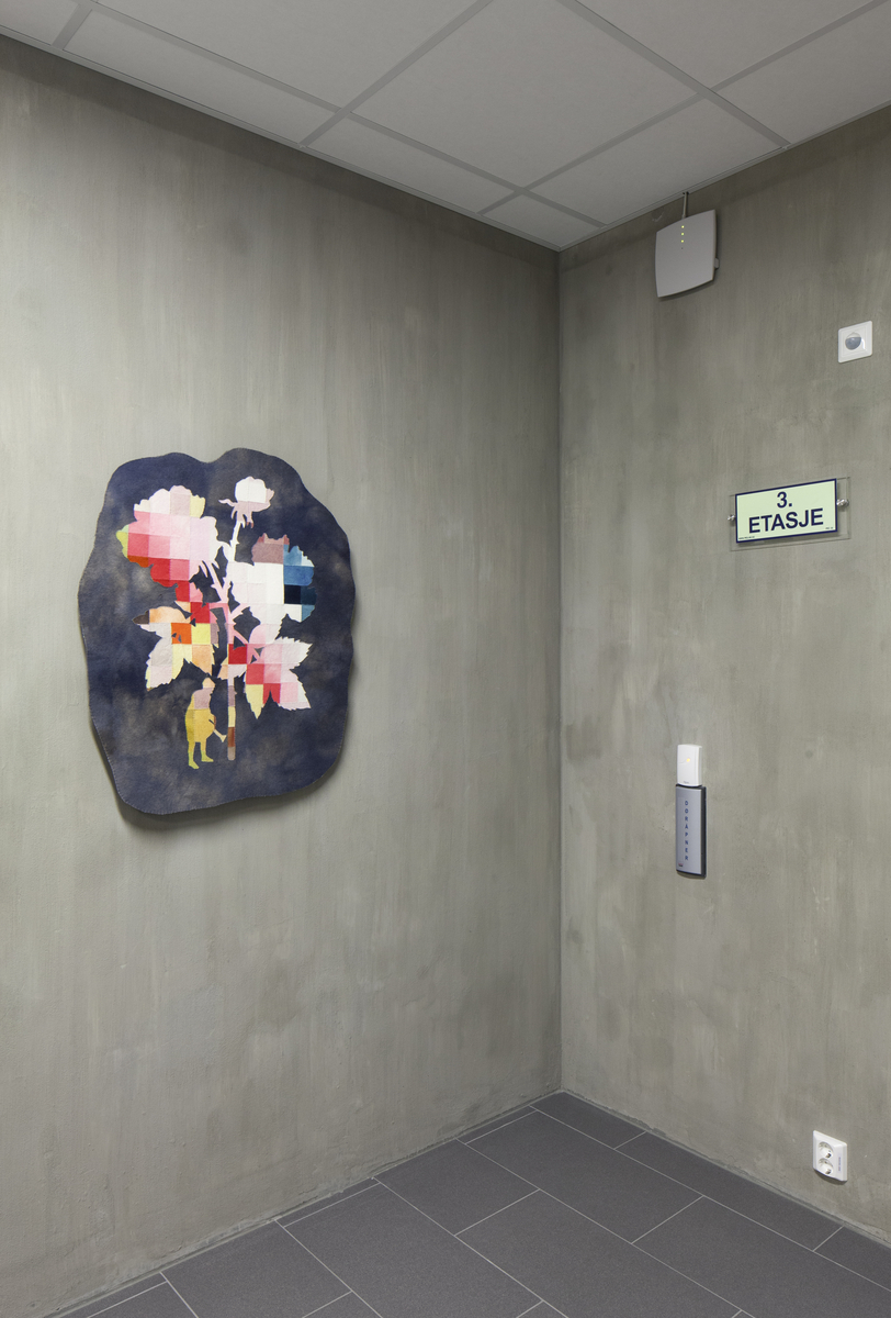 Inger Johanne Rasmussens utsmykning til Persaunet helse- og velferdssenter består av 13 kunstverk med den samlende tittelen "Memory Lane". Kunstverkene er plassert i trapperommet og er spredt over seks etasjer, og de danner en eventyrlig reise eller en "minnenes vei" for betrakteren. Rasmussen har skapt bildene med en selvutviklet teknikk kalt "tekstilintarsia", der hun har puslet sammen og applikert ullbroderier og tekstilbiter for hånd. Motivene, som er inspirert av glansbilder, blomster og smykker, kan vekke lyse minner hos mange. De største teppene er montert på trappeavsatsene, noe som gir folk anledning til å stoppe opp og betrakte dem, mens ti mindre tekstilobjekter er fordelt på de andre veggene i trapperommet.