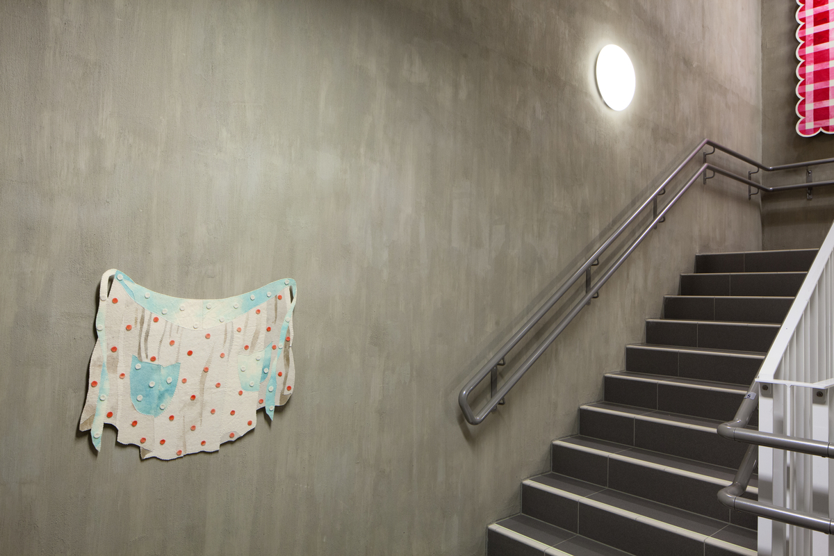 Inger Johanne Rasmussens utsmykning til Persaunet helse- og velferdssenter består av 13 kunstverk med den samlende tittelen "Memory Lane". Kunstverkene er plassert i trapperommet og er spredt over seks etasjer, og de danner en eventyrlig reise eller en "minnenes vei" for betrakteren. Rasmussen har skapt bildene med en selvutviklet teknikk kalt "tekstilintarsia", der hun har puslet sammen og applikert ullbroderier og tekstilbiter for hånd. Motivene, som er inspirert av glansbilder, blomster og smykker, kan vekke lyse minner hos mange. De største teppene er montert på trappeavsatsene, noe som gir folk anledning til å stoppe opp og betrakte dem, mens ti mindre tekstilobjekter er fordelt på de andre veggene i trapperommet.
