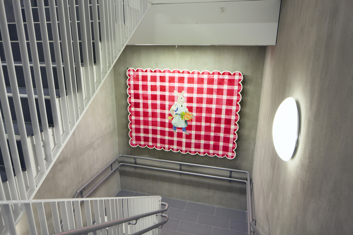 Inger Johanne Rasmussens utsmykning til Persaunet helse- og velferdssenter består av 13 kunstverk med den samlende tittelen "Memory Lane". Kunstverkene er plassert i trapperommet og er spredt over seks etasjer, og de danner en eventyrlig reise eller en "minnenes vei" for betrakteren. Rasmussen har skapt bildene med en selvutviklet teknikk kalt "tekstilintarsia", der hun har puslet sammen og applikert ullbroderier og tekstilbiter for hånd. Motivene, som er inspirert av glansbilder, blomster og smykker, kan vekke lyse minner hos mange. De største teppene er montert på trappeavsatsene, noe som gir folk anledning til å stoppe opp og betrakte dem, mens ti mindre tekstilobjekter er fordelt på de andre veggene i trapperommet.