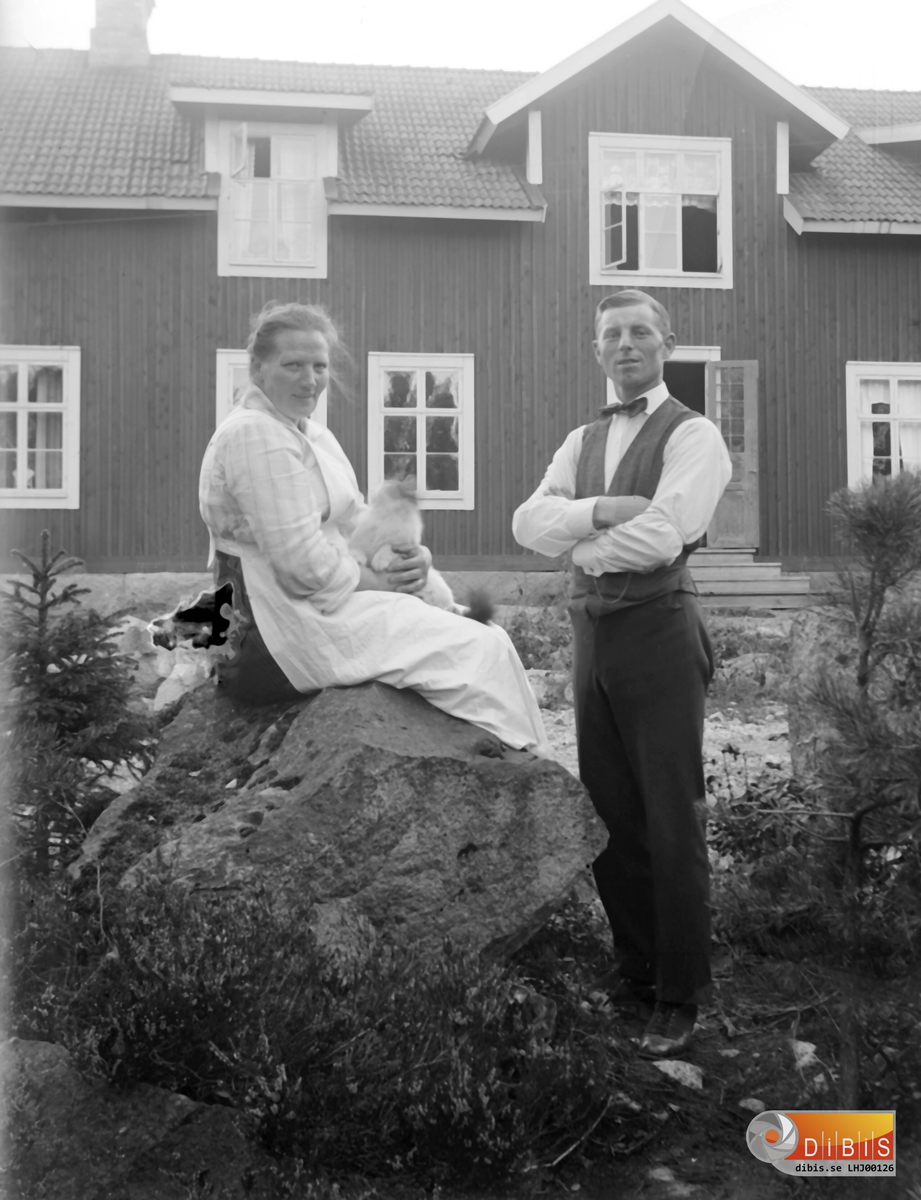 Tjärnbygget i Ala, den mellersta byggnaden av tre.
Till vänster Hulda Jonsson och Ossian Hellström