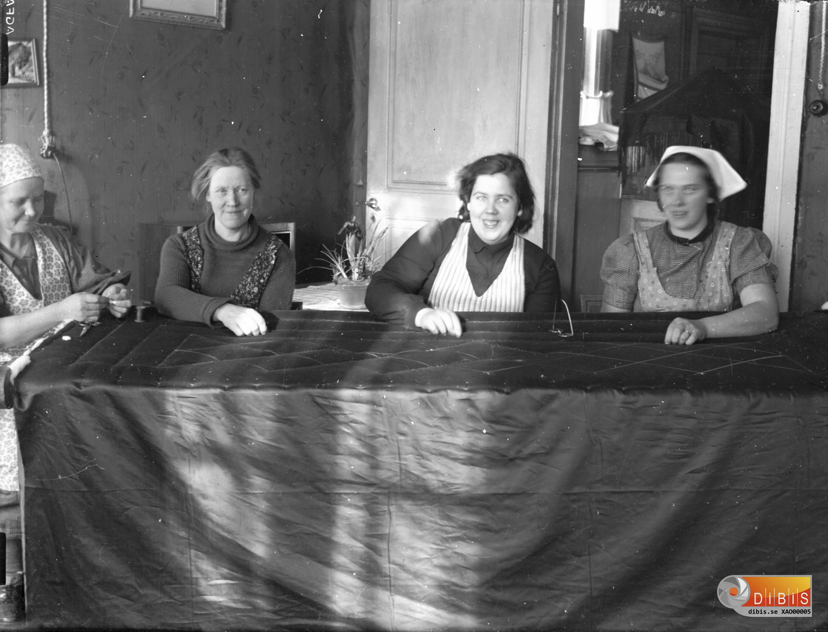 Till vänster på bilden är
Anna Östlund, Lovisa Andersson (Lova på Nyhem), Barbro Andersson (Gift Noren på Nyhem), Irma Andersson på Nyhem (Gift Isaksson). Anna och Barbro är döttrar till Lovisa.
De stickar täcken på bilden.
