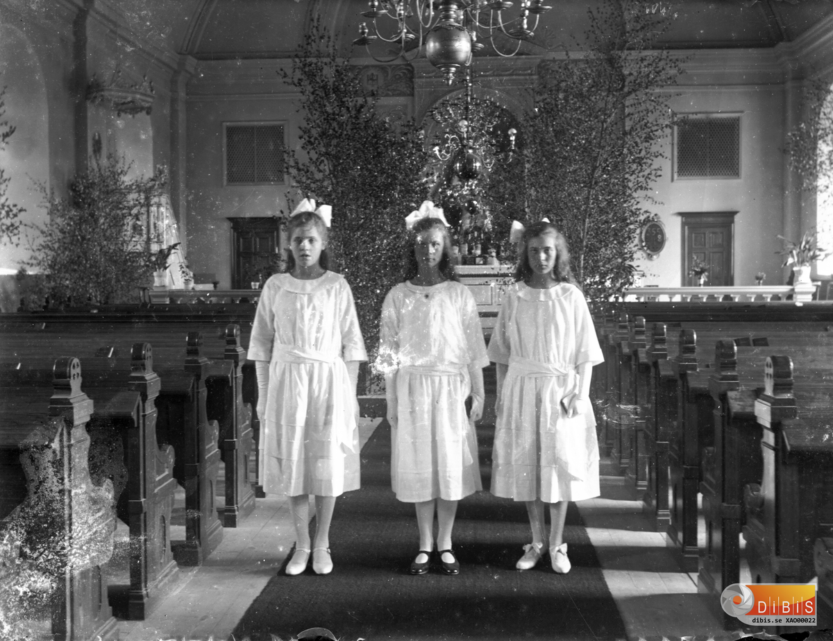 Bilden är tagen i Mo Kyrka 1934.
Flickan i mitten på bilden heter Gurli Lundberg (gift Gurli Brodd)