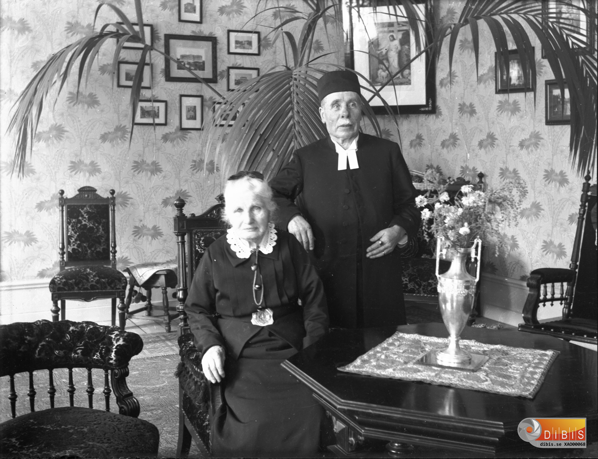 Olof Norbeck med hustrun Anna Norbeck f Andersson - Mo Prästgård. Präst i Mo Församling. Känd som prästen som var mer bonde och mekaniker än präst.