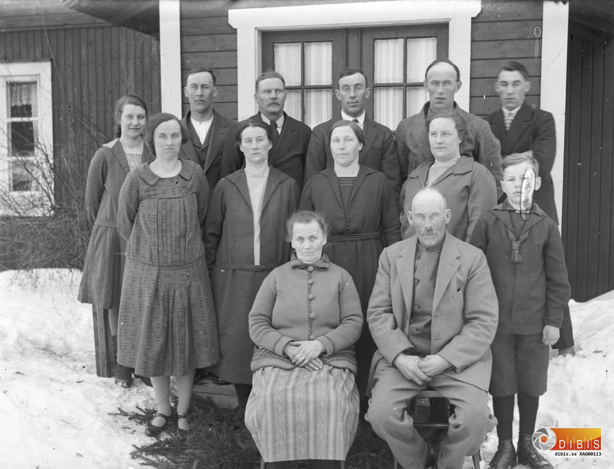 Stående översta raden från vänster: Anna Söderström gift Flodin, Anton Andersson, Jonas Söderström, Per Andersson Ina, Johan Andersson, Erik Andersson.
Stående mellersta raden från vänster: Signe Andersson, Kristin Söderström, Anna Andersson Ina, okänd, Emil Andersson.
Sittande från vänstér: Sara Andersson, Anders Andersson.

Anna Söderström gift Flodin, Eventuellt Anton Andersson, Jonas Söderström, Pär Andersson från Ina, Johan Andersson bodde i Östbo, Erik Andersson bodde i Hälsingmo Gift med Anna Andersson,
Signe Andersson, Kristin Andersson(Syster till Signe), Anna Andersson(Gift med Per som står bakom), Emil Andersson mamma, Emil Andersson.
Lägst fram Sara Andersson och eventuellt hennes make Jonas.
