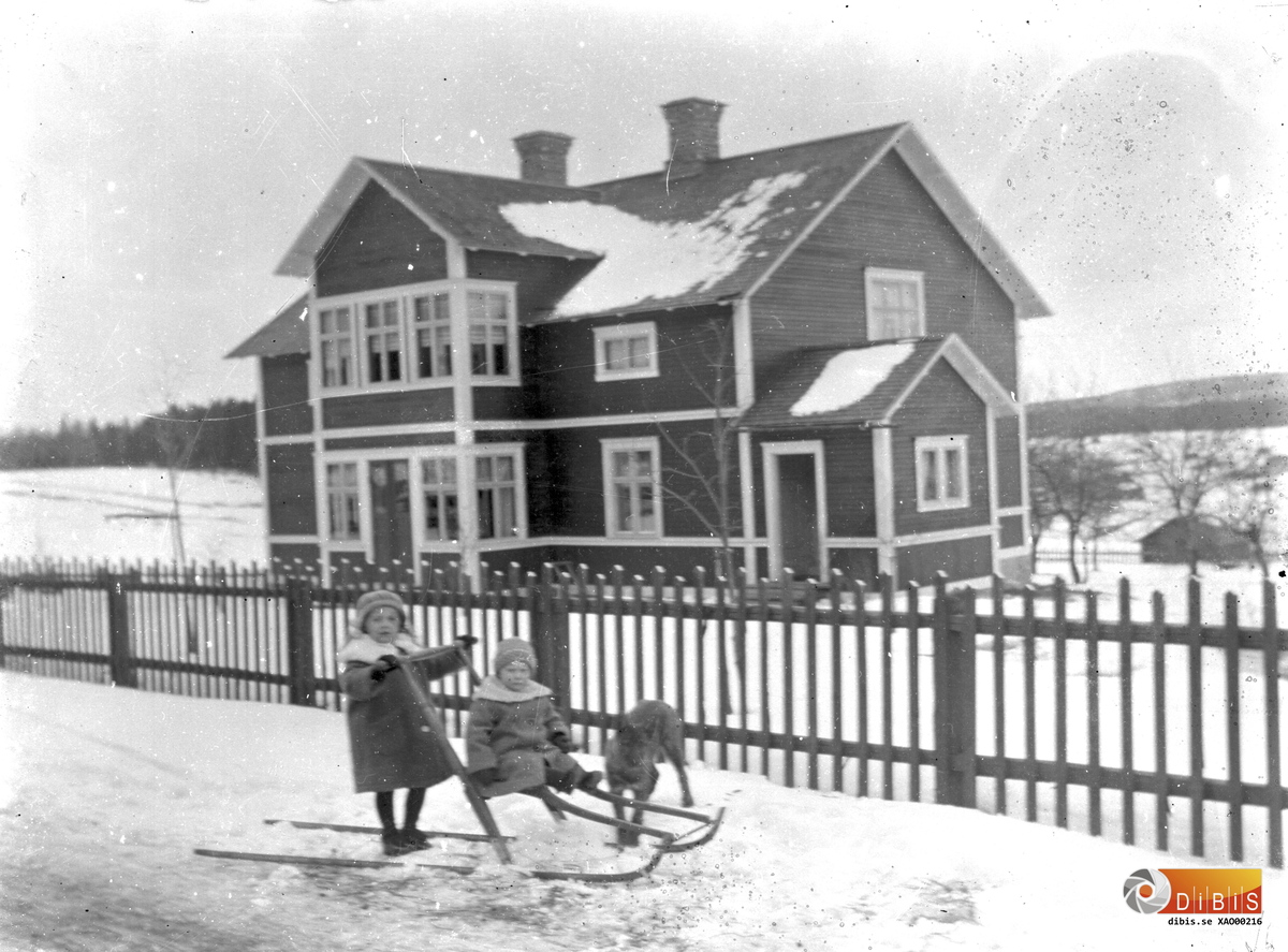 Huset är Djupdals i Kilbo. Byggdes av Herman Svensson i början av 1900 talet.