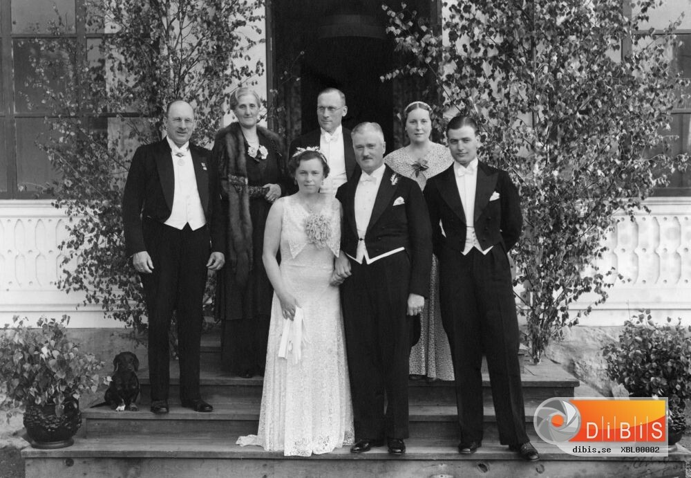 Paret längst fram är Thure Lundén och Karin Lundén och fotot är förmodligen taget på deras 40-åriga bröllopsdag 1952.
Den eleganta damen till vänster är faster Martina.
Till höger om Thure står adoptivsonen Rolf och hans hustru Dagny står bakom honom.
