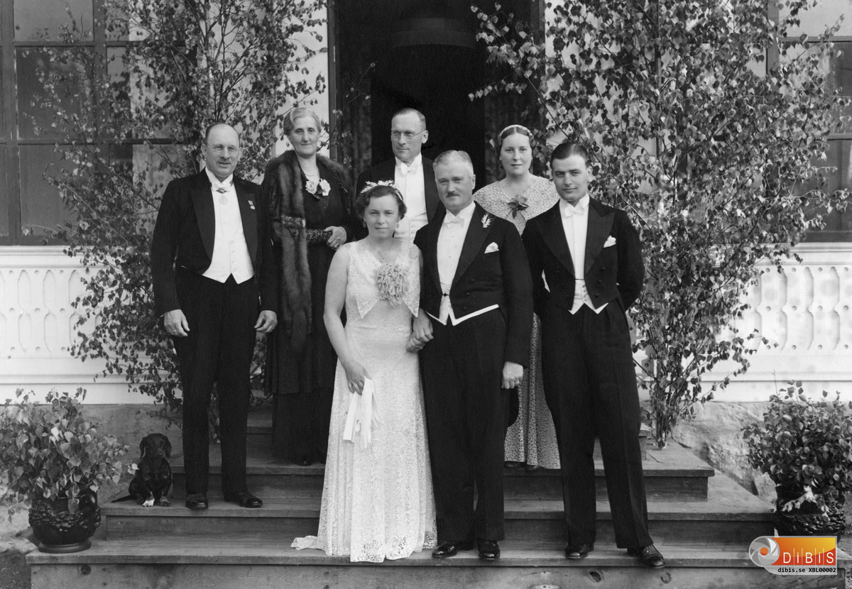 Paret längst fram är Thure Lundén och Karin Lundén och fotot är förmodligen taget på deras 40-åriga bröllopsdag 1952.
Den eleganta damen till vänster är faster Martina.
Till höger om Thure står adoptivsonen Rolf och hans hustru Dagny står bakom honom.