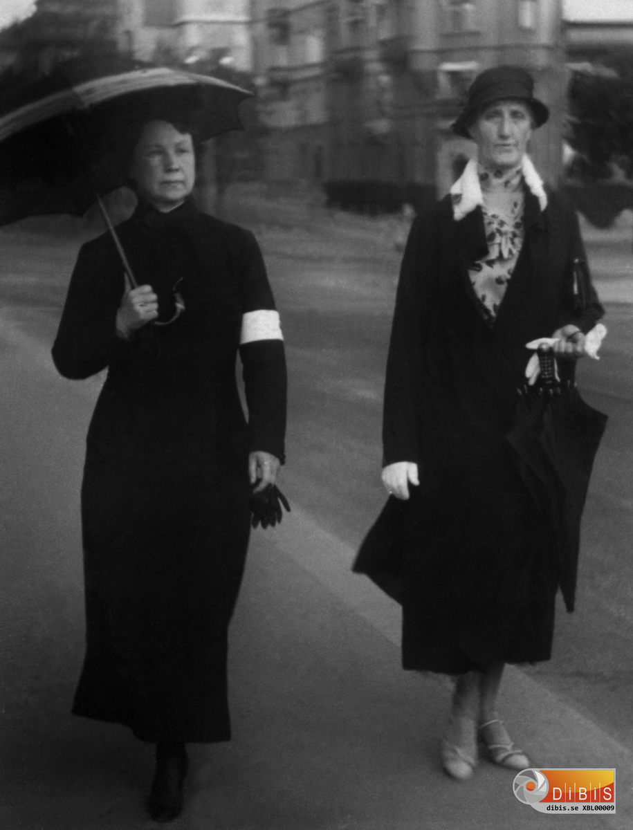 Selma Lundén och Martina Jacobsson i Stockholm.
(Selma Lundén född 1880, Martina född Martina Lundén 1878, döttrar till Martin Lundén, extra länsman i Ljusne)