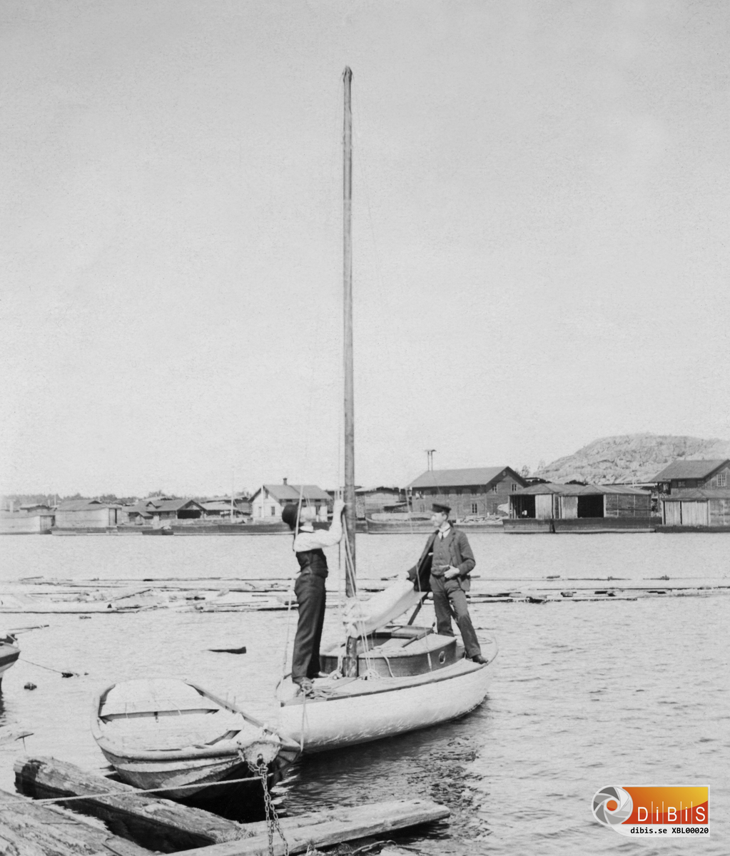 Segelbåt i Ljusnan, Ljusne Vårdberget i bakgrunden.
Till höger i båten, Gustaf Lundén.