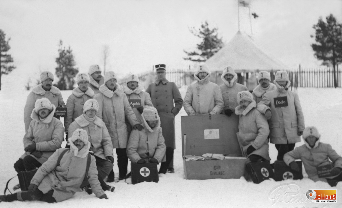 Manskap (sjukvårdare) vid Hälsinge regemente i Mohed. En av männen är Gustaf Lundén.