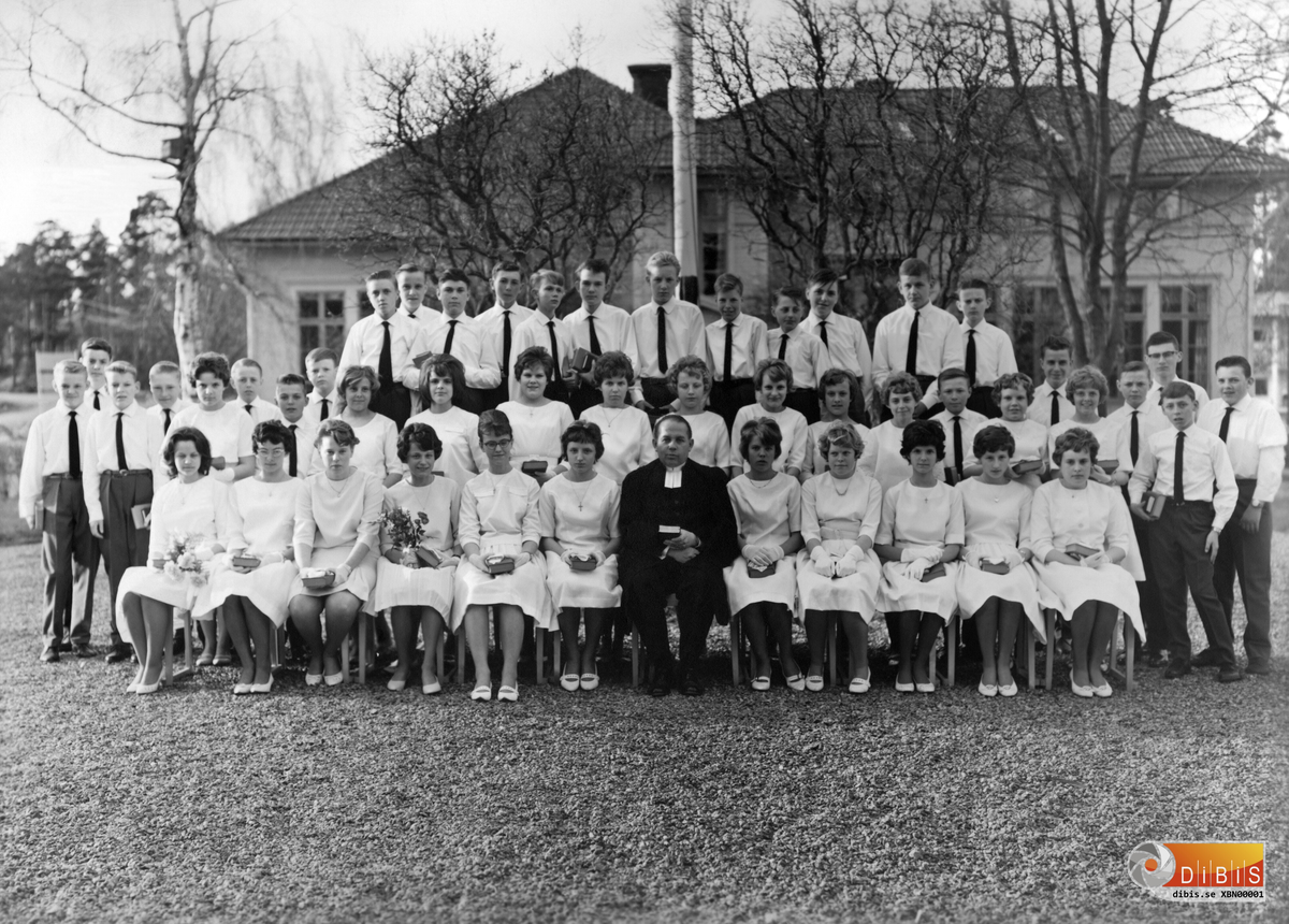 28/4 1962 konfirmation i Ljusne kyrka
Präst Olav Dahle
Konfirmander född ca 1948
Nedre raden från vänster:
1.  Maj-Britt Mohlin
2.  Gunvor Jakobsson
3.  Margareta Edberg
4.  Kerstin Svensson
5. Annika Lindström
6.  Annika Fröberg
7. Präst Olav Dahle
8.  Margareta Lidman
9. Eva Oskarsson
10. Kerstin Eriksson
11.Margareta Olsson
12. Margareta Steen

Mellersta raden från vänster:
1.  Martin Fisk
2.  Åke Rask
3.  Per Eriksson,
4.  Kerstin Viklund
5   Lars Håkan Rosén
6.  Carl Lennart Vallin
7.  Lars-Olov Myrman
8.  Britt-Marie Söderman
9.  Vivian Lind
10.Britt Viklund
11.Ulla-Britt Pettersson
12 Inger Olsson
13 Birgit Lindholm
14. Eva Sandberg

Övre raden från vänster:
1.  Kaj Strandberg
2.  Kjell Eriksson
3.  Ronny Modén
4.  Rolf Eriksson
5.  Lars Mattson
6.  Bo Persson
7.  Jan Hansson
8.  Erik Brolin
9.  Lennart Carlsson
10. Kjell Sörling
11. Jan Bergendahl
12. Göran Kindlund
