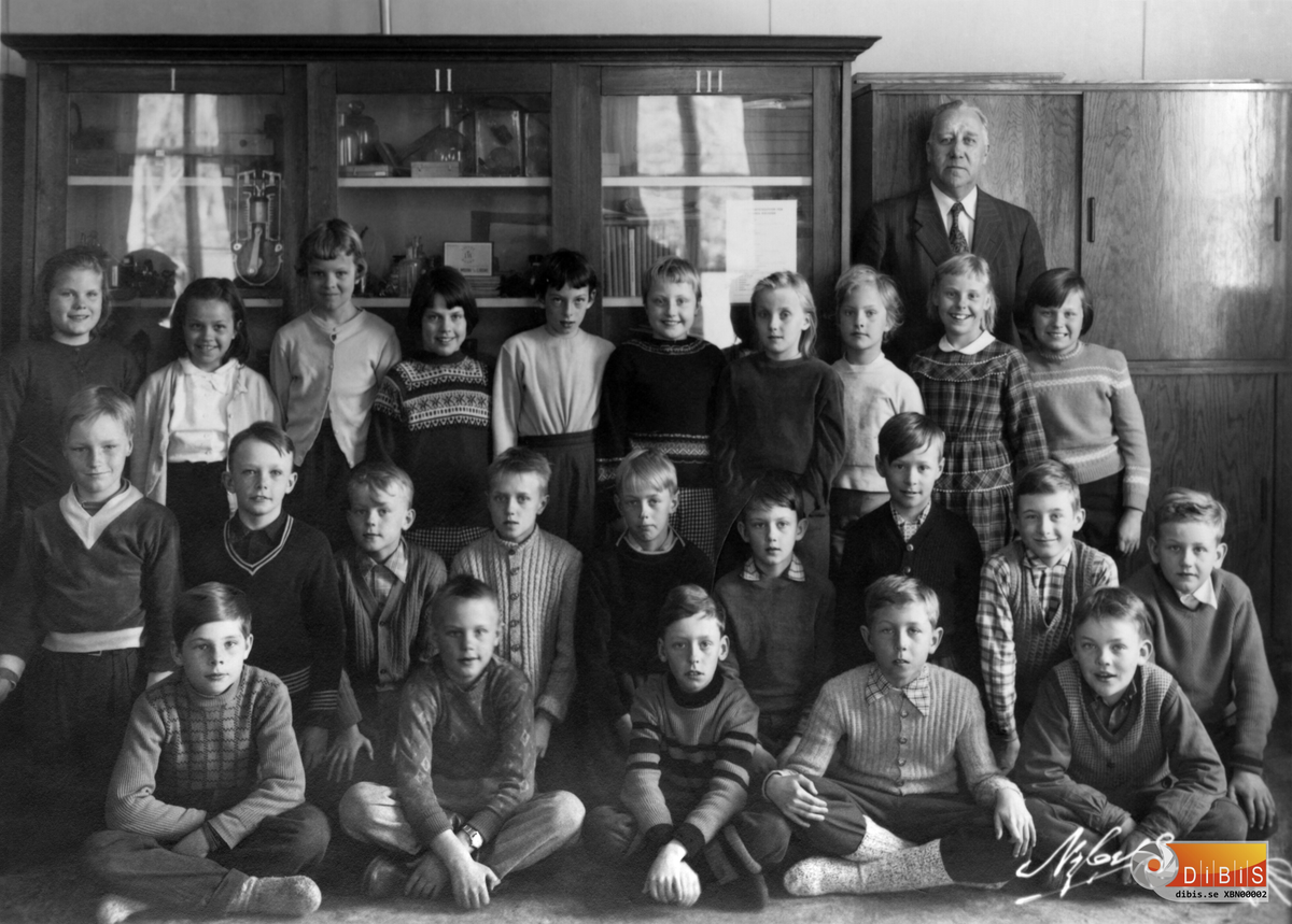 Skolklass 1958 med folkskoleläraren Filip Andersson på Gamla skolan Söder,Ljusne. Eleverna är födda år 1948 och är på bilden 10 år och går i fjärde klass.
Nedre raden från vänster:
1.Ingvar Pettersson,Söder
2.Jussi Pöldsson,Kolningen(numer Jussi Trossmo)
3.Ylve Jonsson,Söder
4.Rolf Eriksson,Askers
5.Stig-Åke Säll,(Sigge)

Mellanraden från vänster:
1.Per Eriksson,Hå
2.Hans Sandlund. Posthuset
3.Nils Larsson,Söder
4.Kaj Strandberg,Söder
5.Lars-Håkan Rosén
6.Göran Kindlund,Ellvetvätten
7.Hans Bäckius,Maråker
8.Börje Nilsson,Askers
9.Jan Bergendahl,Fejan Askers

Övre raden från vänster:
1.Britt Wiklund,Kolningen
2.MajBritt Molin,Kolningen
3.Lena Tigerström,Jordbruket
4.Berit Wågberg,Söder
5.Gunvor Jacobsson,SörLjusne, gift Gunvor Larsson
6.Inger Olsson,Söder
7.Ulla Lansner,Jordbruket
8.Eva Sundberg,Askers
9.Britt-Marie Söderman,Askers
10.Kerstin Svensson,Söder
Längst bak står folkskoleläraren Filip Andersson