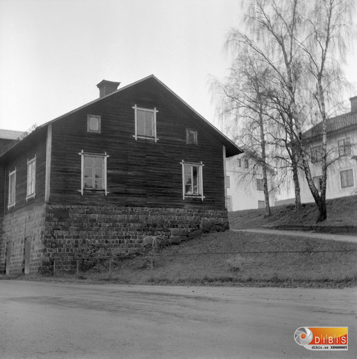 Husgavlen på den östra delen av Långkatekesen i Ljusne
De vitrappade husen till höger är Mosebacke.