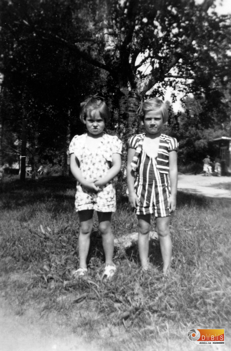 Lisbeth Nilsson Ala och Britta Rydeborg Stockholm och till höger i bakgrunden kiosken på Söder, Ljusne.