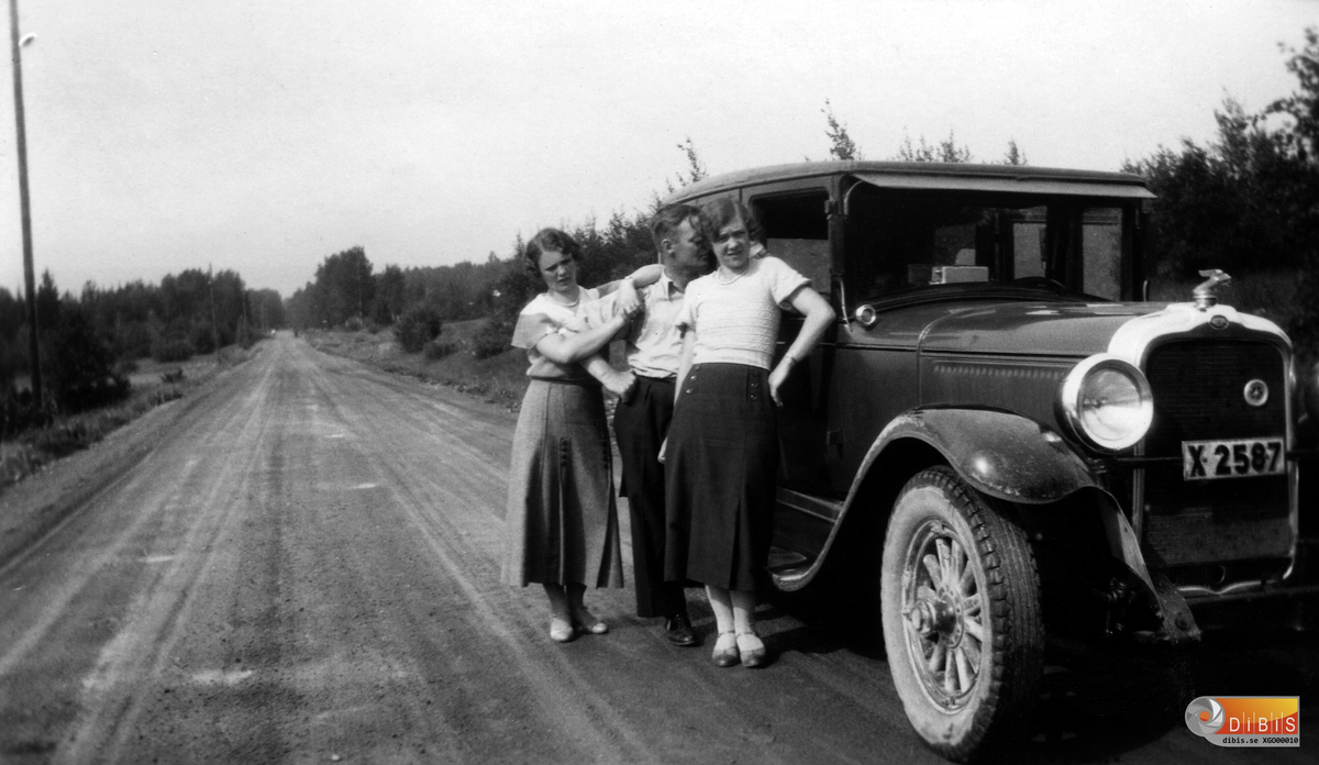 Från vänster:
1.  Maja Ekengren
2.  Nisse Ekengren
3.  Anna Lundgren

Registreringsskylt på bilen: X2587