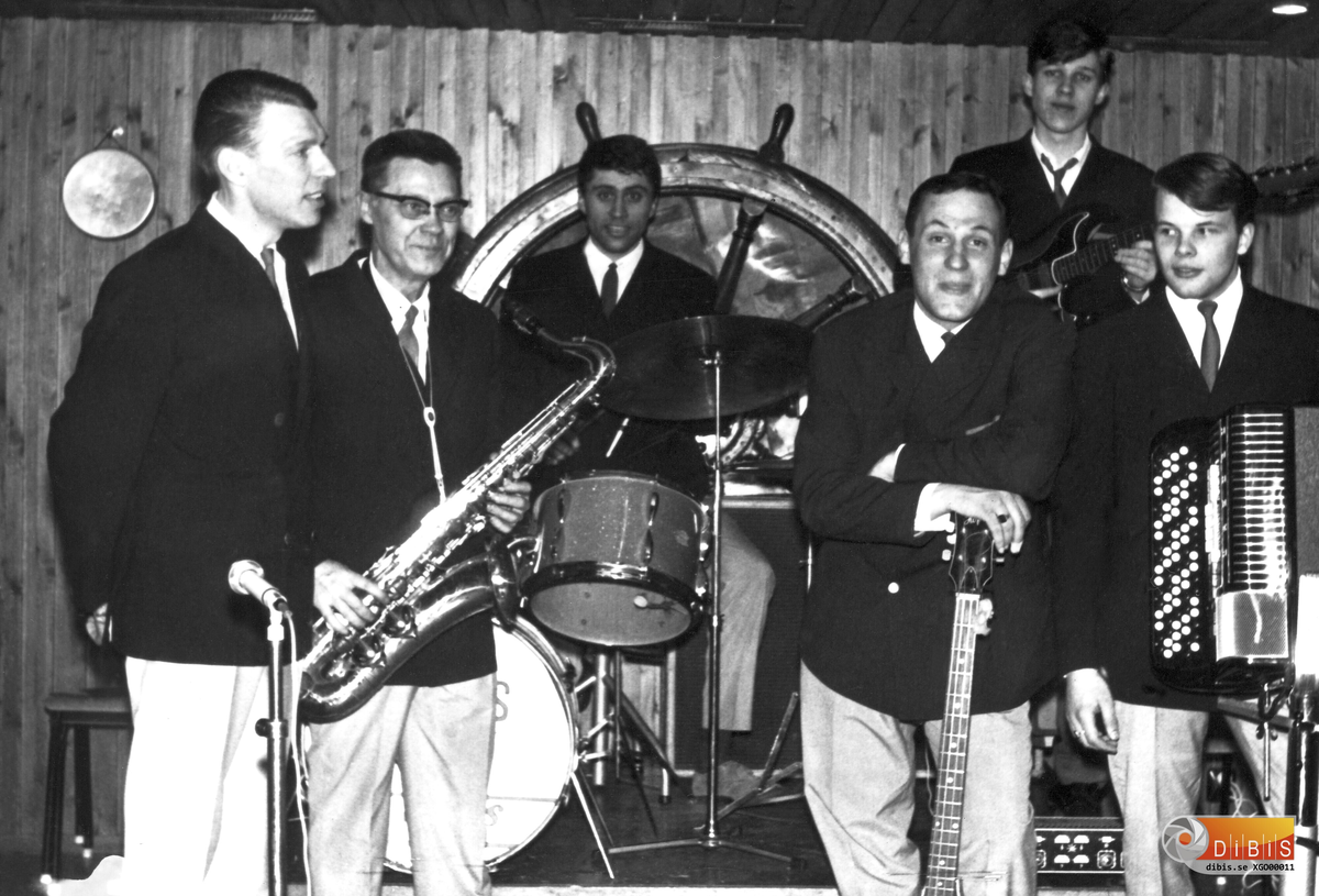 Thores 5 Pops, Fyren Norrsundet.

Från vänster:
1.  Dan Bergström
2.  Thore Svensson
3.  Gunnar Ohlsson
4.  Lennart Nilsson
5.  Hasse Svensson
6.  Bernt Gahn