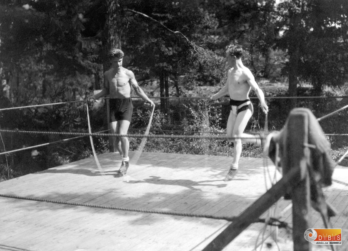 Boxningsträning i Ala, bakom Carl Nilssons hem.
Från vänster; Elon Strand och Carl Nilsson, båda från Ala.