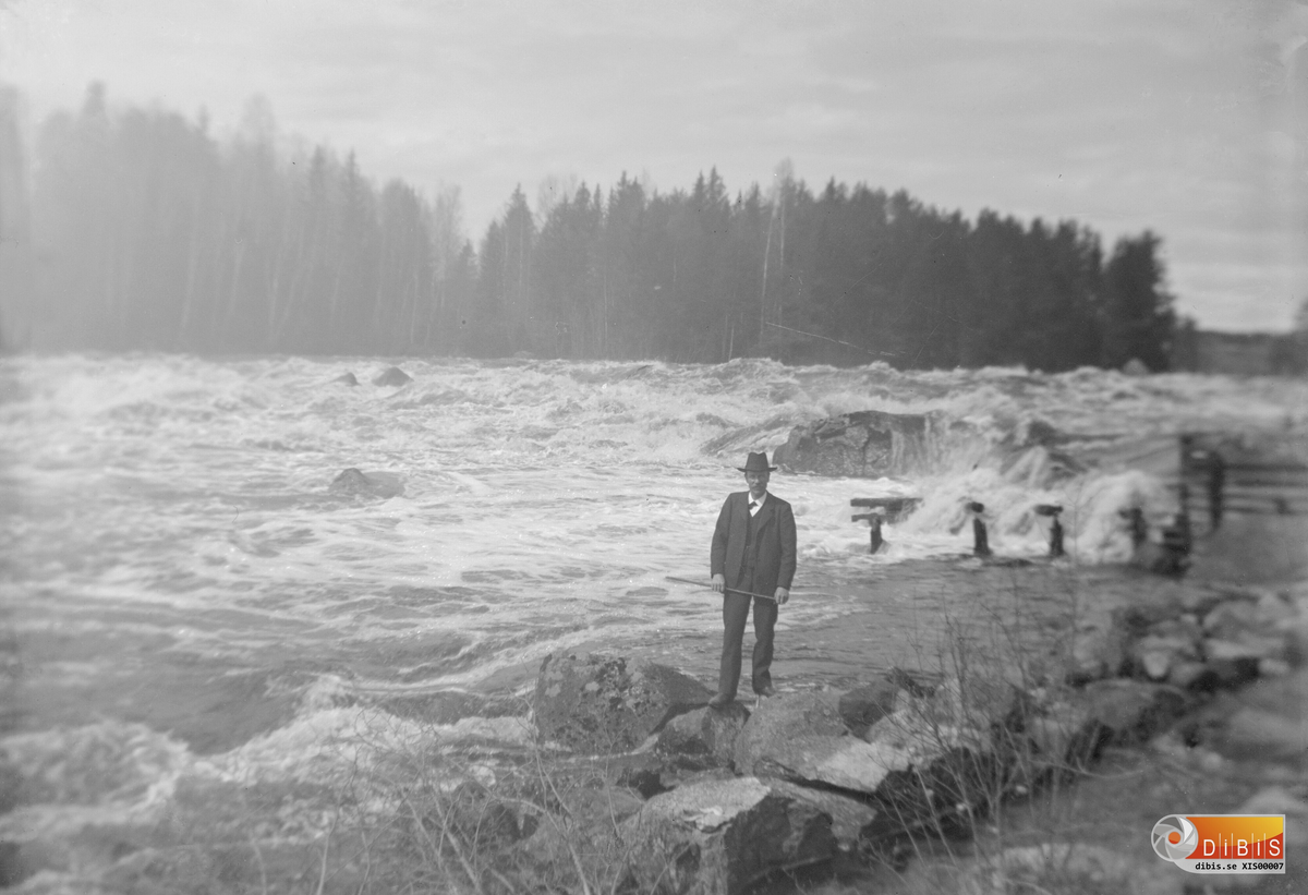 Okänd man vid fors, någonstans efter Ljusnan, troligen 1916.