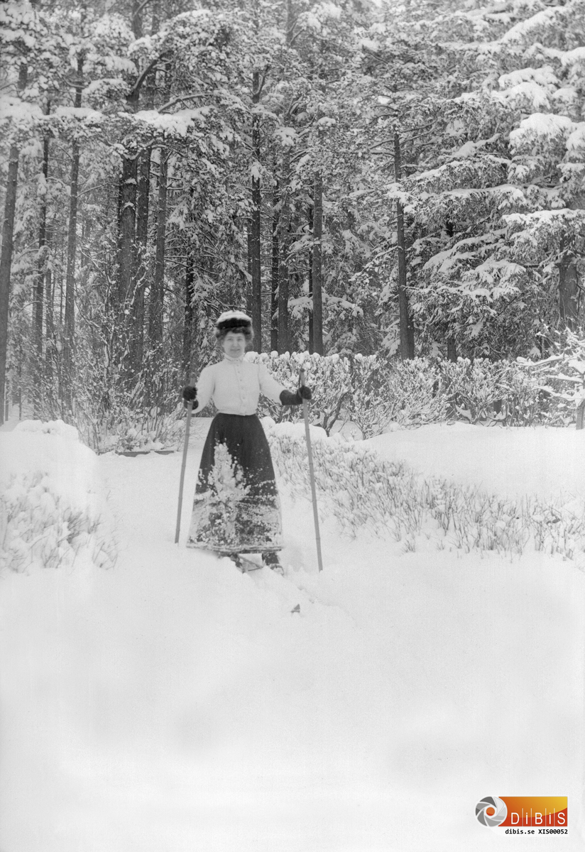 Fru Karin Israelsson f 1875 på skidutflykt.