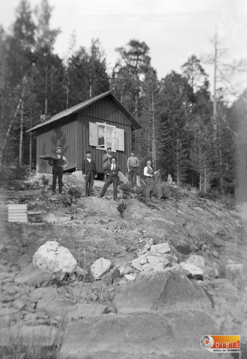 Dags för fiskafänge, herrar med olika fångstdon framför Israelssons sommarstuga.