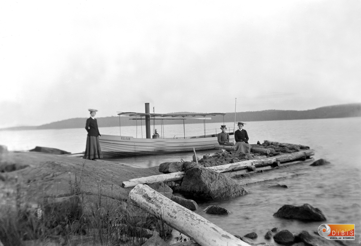 Damer vid ångbåten Vulkan som fanns från tidigt 1900-tal, den första privatägda motorbåten på Marmen.