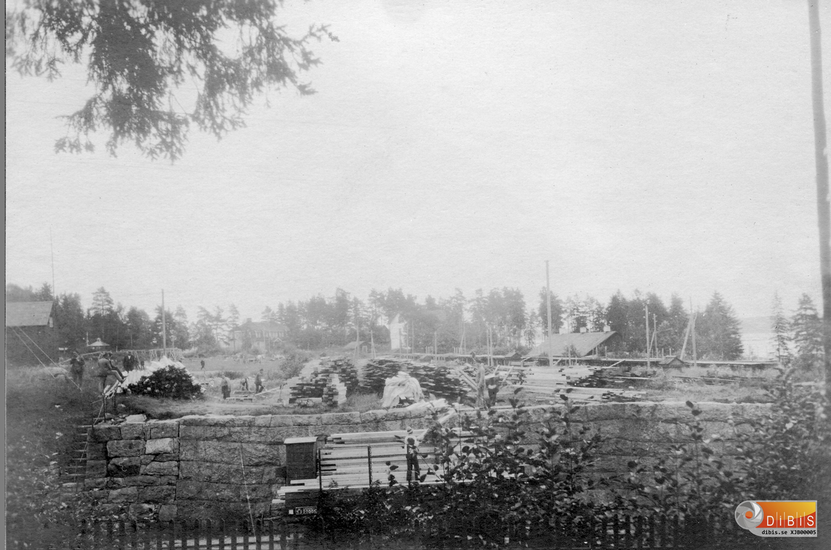 Motiv taget från vägen mot Ellervik 17 aug 1927. På detta område skall fabriken byggas, stenmuren i förgrunden måste rivas och flyttas längre bakåt för att ge plats åt flera spår på bangården.
