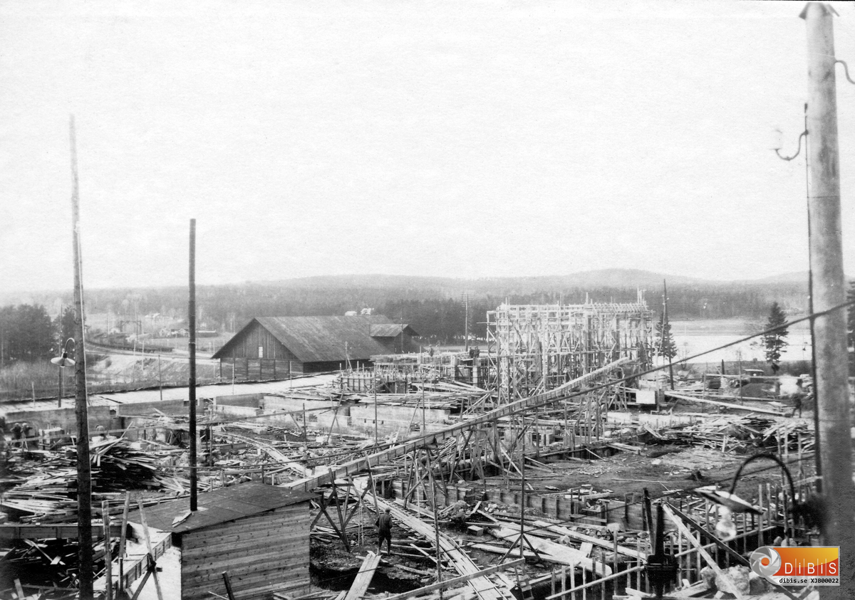 Motiv taget från pappsalsområdet 2  nov 1927.
Längst bort formsättningen för kausticeringen,  i övrigt börjar industriområdet att se ut som en byggarbetsplats med grävning av grunder och formsättning för de olika avdelningarna