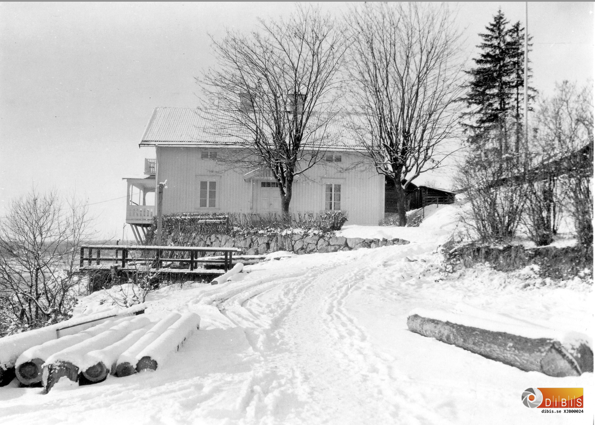 Motiv taget vid sågen 9 nov 1927.
Bild på "vita villan" faktorsbostaden, som innan den flyttades beboddes av inspektor Johan Linder. Den byggdes ursprungligen när Inspektor Jonas Weng anställde en faktor på sågen, nämligen Karl Andersson Löfgren född 9/9 1841 i Borgvik död 20/3 1903 och kom hit närmast från Älvkarleby enligt kyrkboken 2/7 1880.