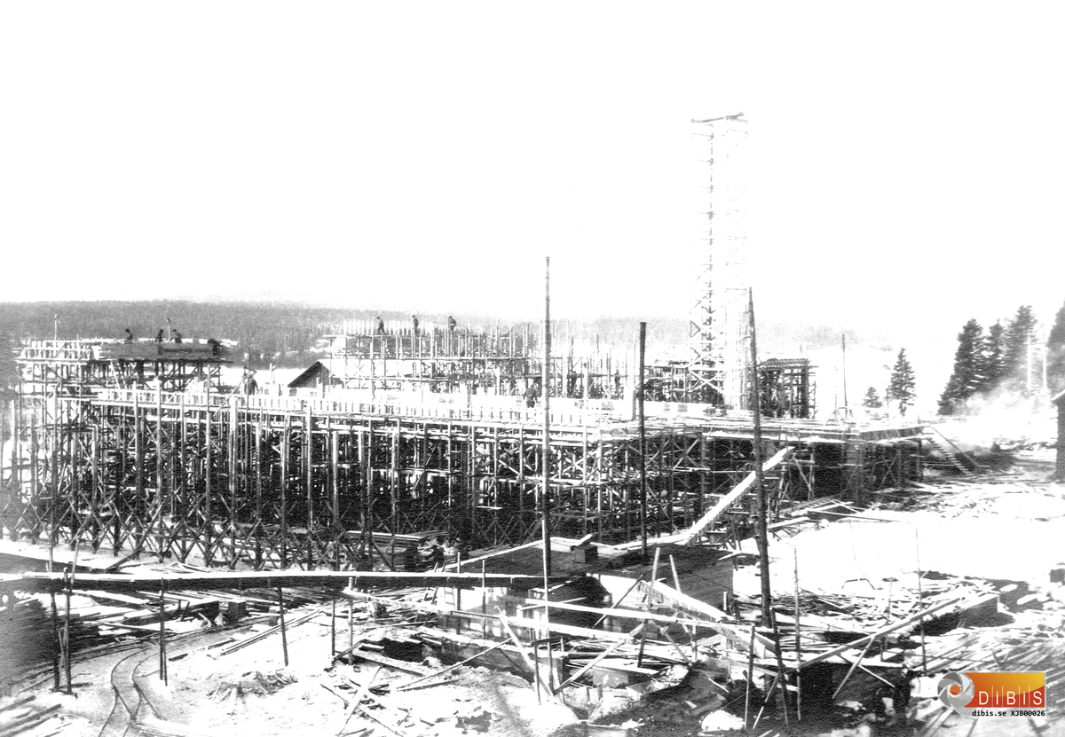 Motiv taget fr pappsalsområdet 26 nov 1927.
Bygget fortskrider i snabb takt bottenvåningarna av lutsidans avdelningar är formsatta.