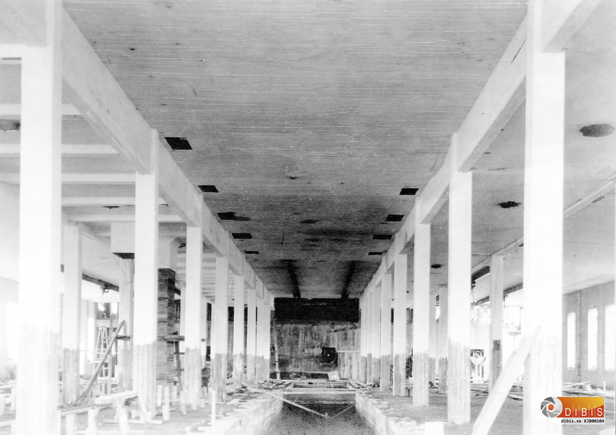 Bild tagen i pappsalen 18 augusti 1928.
Interiör från pappsalen innan montageet av torkmaskinerna påbörjas.
Rakt fram ser vi massagraven över vilken torkmaskin 2 skall monteras.
