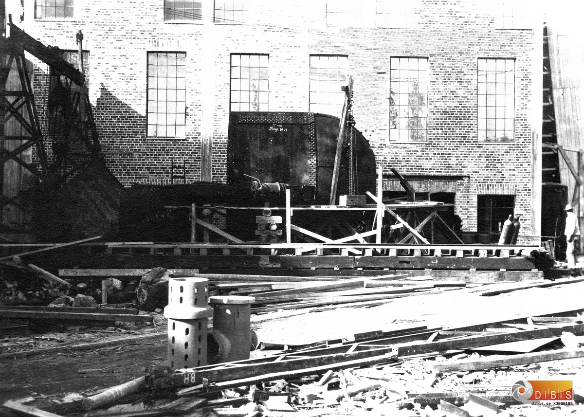 Bild tagen framför kraftcentralen i sept. 1928
Halva ångackumulatorn vid kraftcentralen på plats.