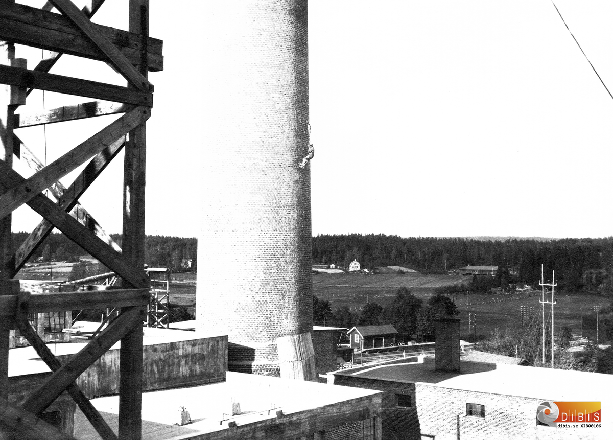 Bild tagen från från kokeriet 12 sept. 1928.
Skorstenen börjar nå en imponerande höjd.
Arbetarskyddet tillåter inte detta idag, men det är nog inte enklare att gå upp för stegen heller som man fick göra senare.
