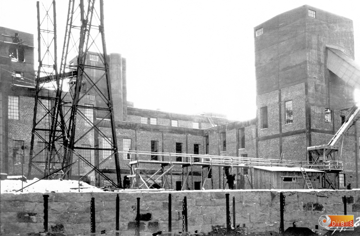 Bild tagen från järnvägsbron i nov 1928.
I nederkanten av bilden den  ombyggda stenmuren.
Till höger står Kausticeringen med kalkficka samt innanför sodahuset.
I vänstra delen av kortet står pannhuset med kolfickan på toppen och tillhöger om den sulfatfickan.