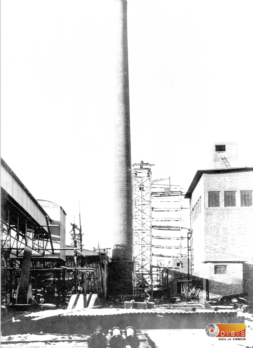 Bild tagen från traversområdet 7 nov 1928.
Till vänster spåntransportören till höger talloljefabriken längre bak den färdiga skorstenen.
