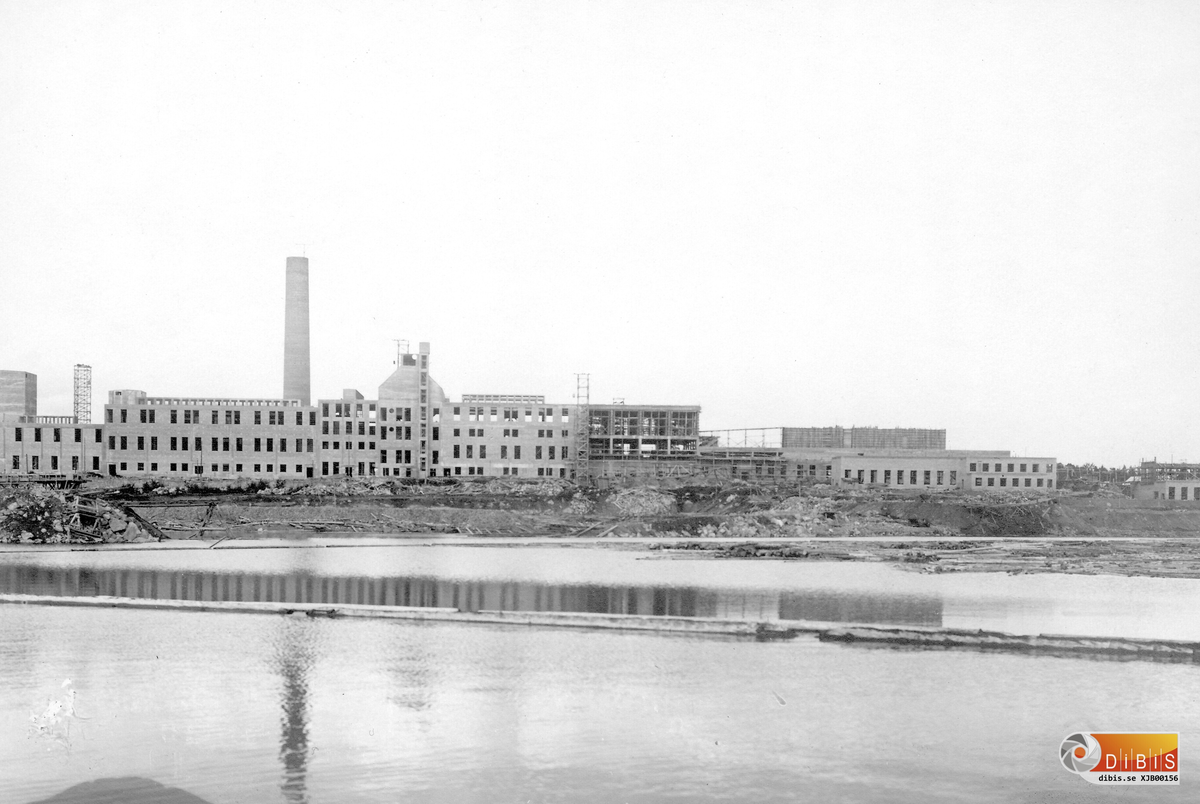 Hela fabrikskomplexet i augusti 1928 sett från sjön.