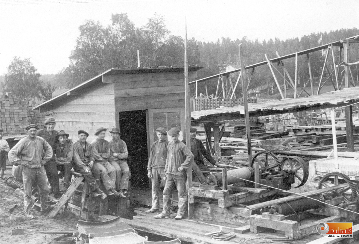 Ett arbetslag vid sågbygget 1915.
Axel Bergkvist står längst till vänster.
Sittande fr v; August Jonsson, Karl Mossberg, Bernhard Hallin och Hilding Bergkvist.
