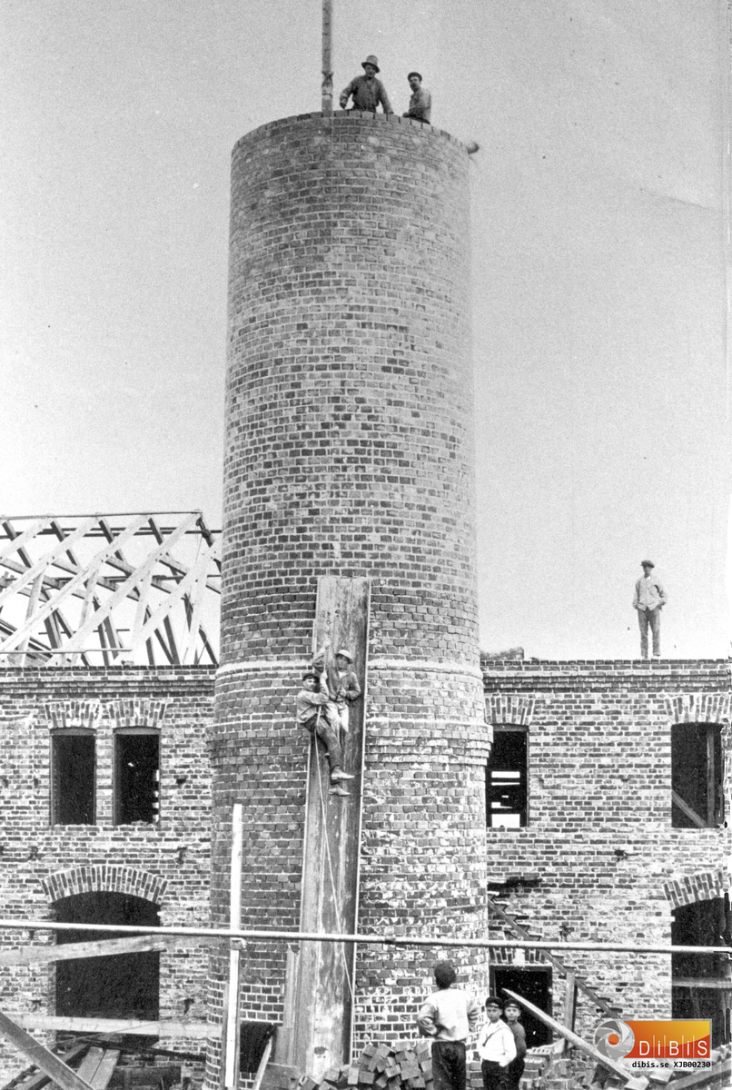 Murningsarbete av sågens pannhus och skorsten 1915.